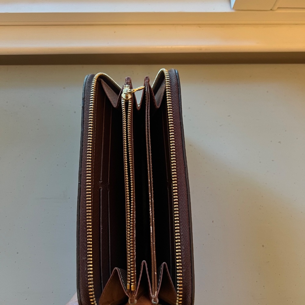 Louis Vuitton | Zippy Wallet w/ Brown Interior | Good to Great Condition - Picture 5 of 14
